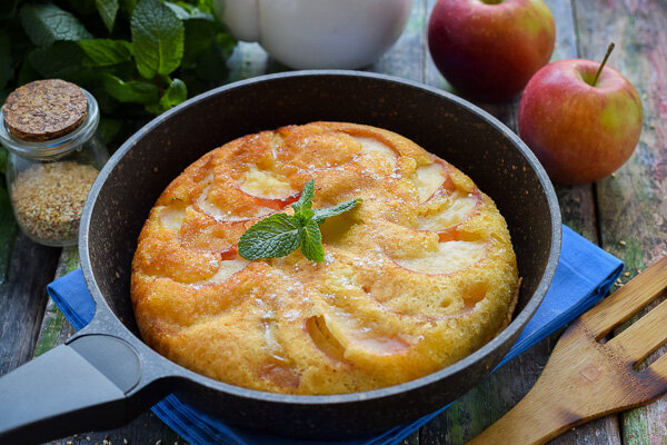 Шарлотка с яблоками: простой и вкусный рецепт для начинающих кулинаров