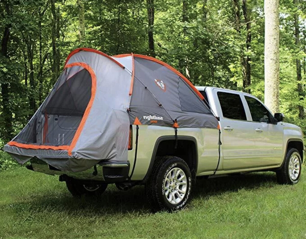 Самый простой вариант палатки для пикапа. Собирается быстро, стоит недорого.