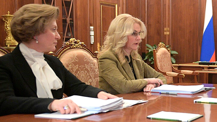 РУКОВОДИТЕЛЬ РОСПОТРЕБНАДЗОРА, ГЛАВНЫЙ ГОСУДАРСТВЕННЫЙ САНИТАРНЫЙ ВРАЧ РОССИИ АННА ПОПОВА И ЗАМЕСТИТЕЛЬ ПРЕДСЕДАТЕЛЯ ПРАВИТЕЛЬСТВА РОССИИ ТАТЬЯНА ГОЛИКОВА. ФОТО: KREMLIN POOL / GLOBALLOOKPRESS 
