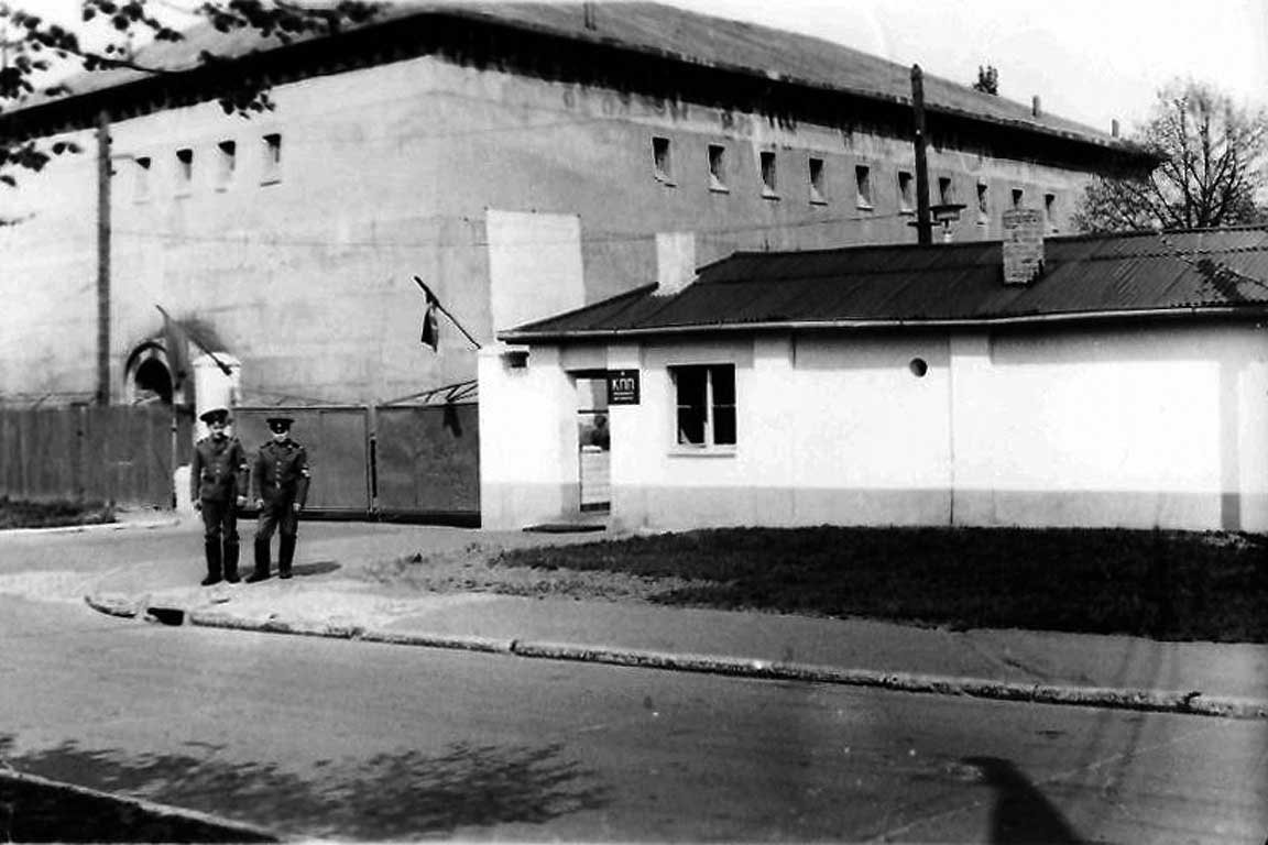 Это КПП  10 отдельного танкового батальона . На КПП находился наряд в количестве четырех человек - дежурный по батальону, помощник дежурного по отб , дежурный по КПП и дневальный ( один сержант и рядовой). Фото из интернета. 