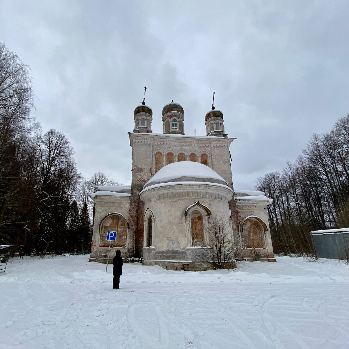 Необычное убранство храма (фото автора) 