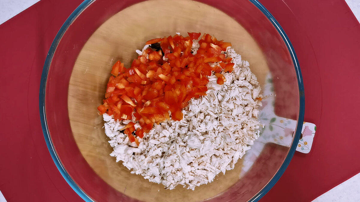 Салат с курицей, черносливом и корейской морковью: пошаговый рецепт с фото