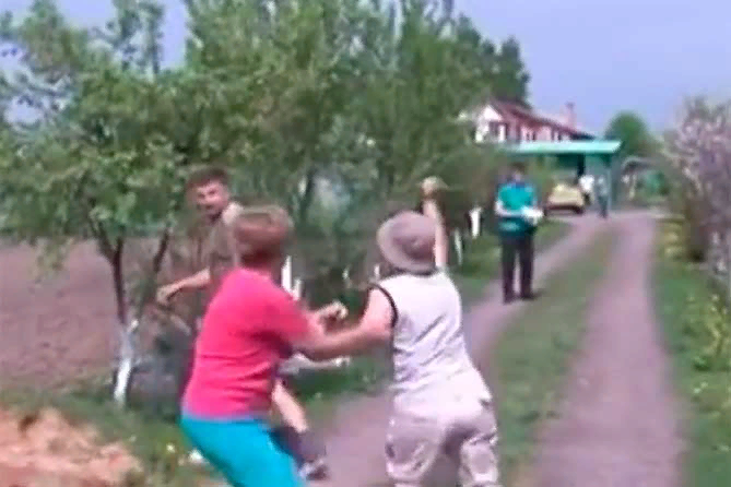 Ирландская пословица про англичан. Драка мужчин в подъезде. Соседи дерутся. Соседи дерутся. Соседи дерутся.