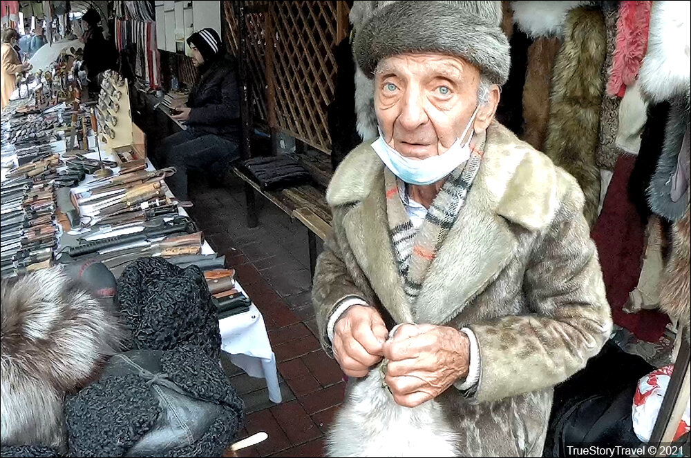 Армения - Старик на рынке 50 лет шьет меховые шапки. Показываю, какие у него цены и ассортимент
