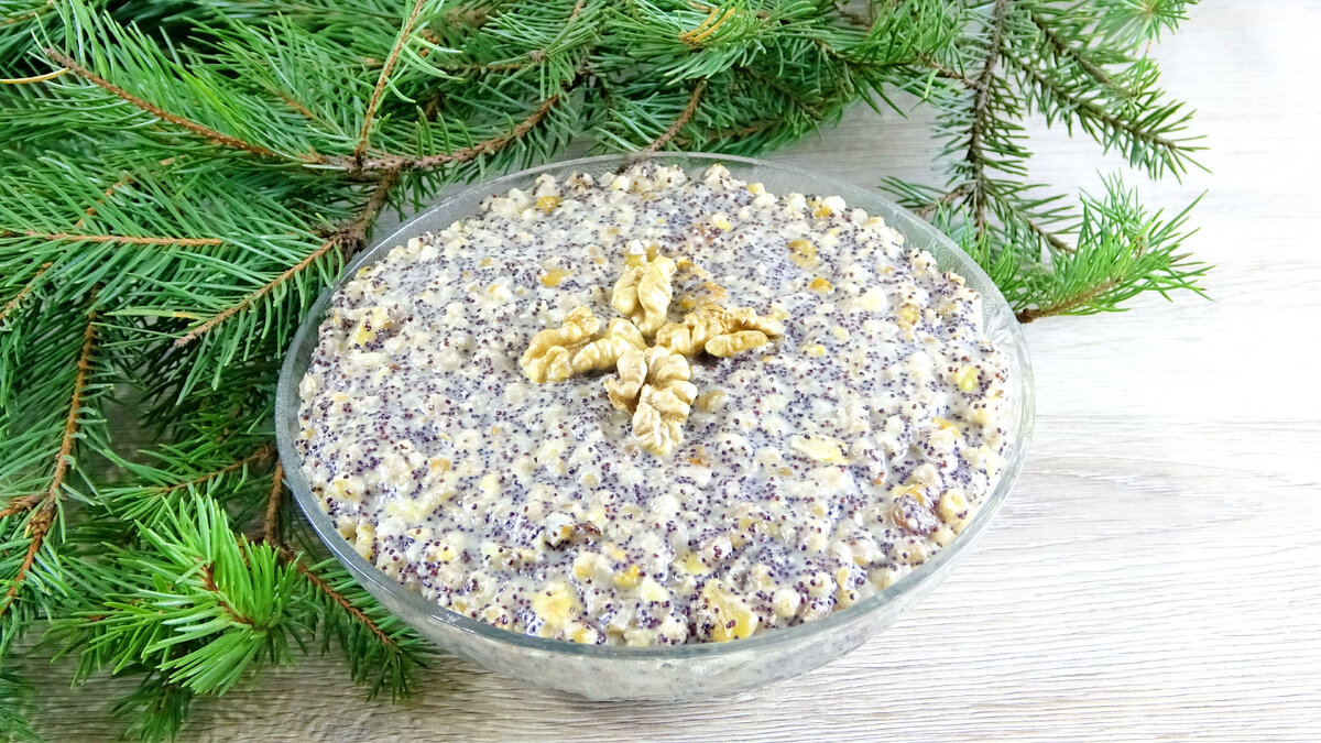 Кутья из пшеницы на рождество с маком. Кутья жидкая. Кутья Зинаида. Кутья староверов Алтая. Кутья на чёрном фоне.
