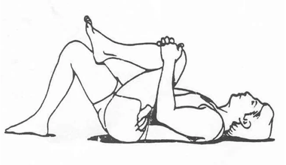 Подтягивая колено к груди, вы разрабатываете тазобедренные и коленные суставы!