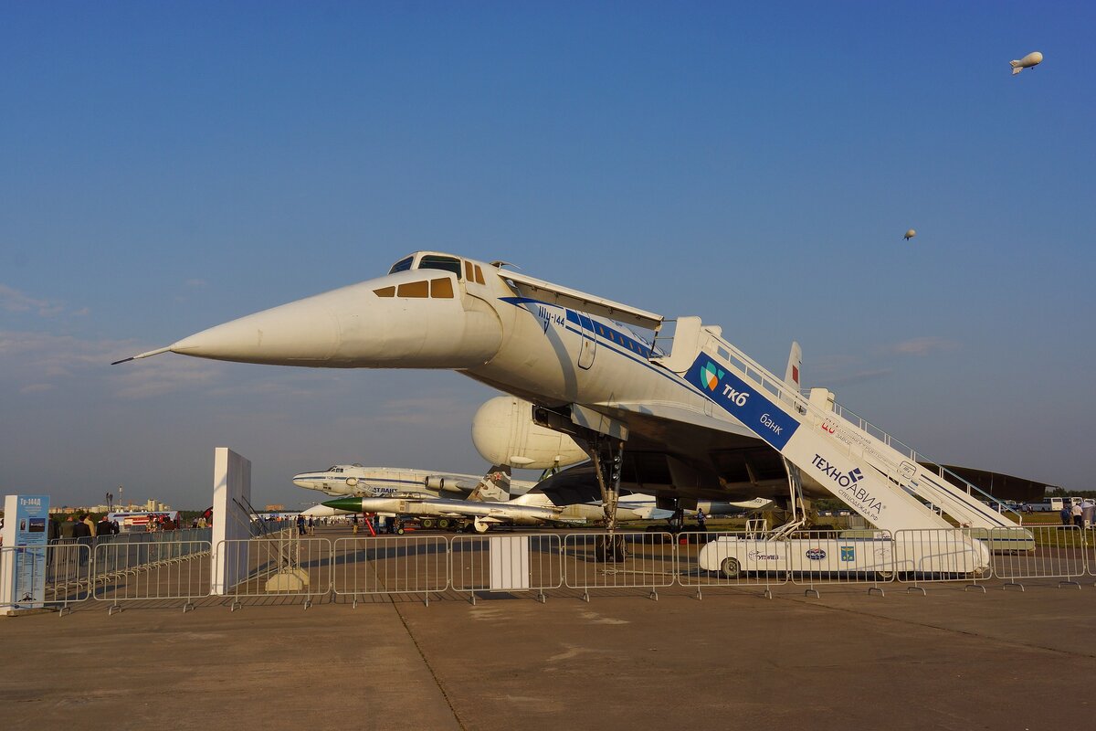 Самолет Ту-144 