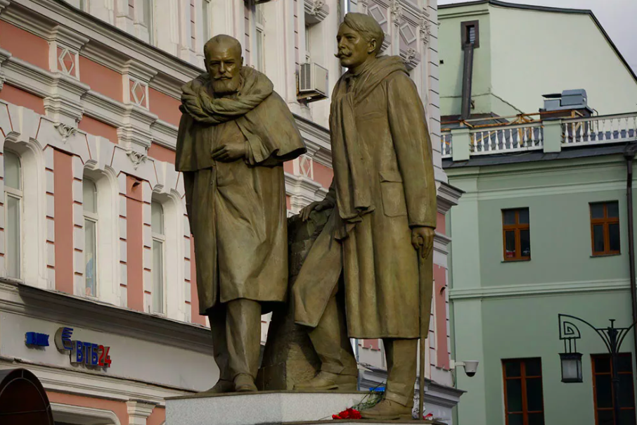 Т станиславский. Памятник Немировичу-Данченко Камергерский переулок. Памятник Станиславскому и Немировичу Данченко в Москве. Памятник Станиславскому в Москве в Камергерском переулке. Памятник основателям МХТ - Станиславскому и Немировичу-Данченко.