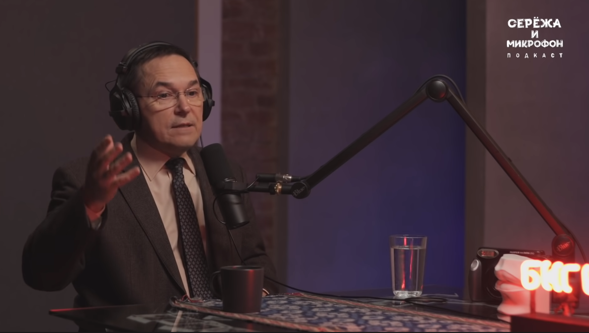 Кадр из: «Сомнолог РОМАН БУЗУНОВ | Сон после праздников и сон как праздник». Youtube, загружено sergeymeza , 5 янв. 2022 г. https://www.youtube.com/watch?v=LkP-PZ0qkUg