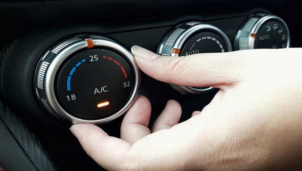 Две абсолютно бесполезные манипуляции, которые водители делают зимой. Фото с сервиса Яндекс.Картинки