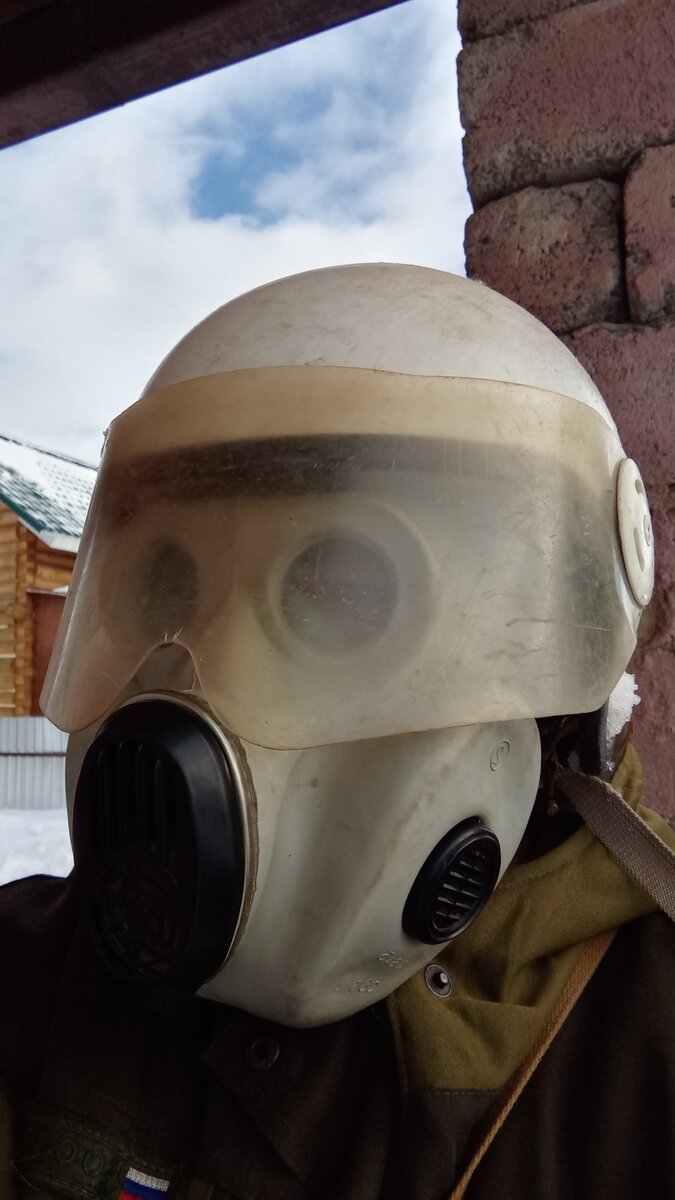 На фото представлен пбф со шлемом название которого я не знаю, но знаю только то что он был отобран у омоновца во время уличных разбоев и давки во время мая 1993 года 