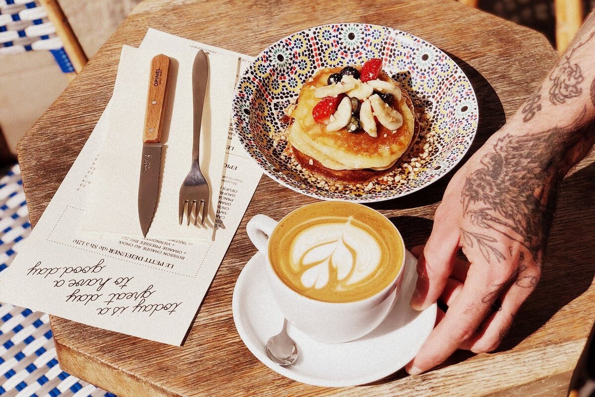 В одной из самых известных кофеен в Париже — Dose, подают не только вкусный кофе, но и завтраки. Фото: Dose Paris / Facebook.com