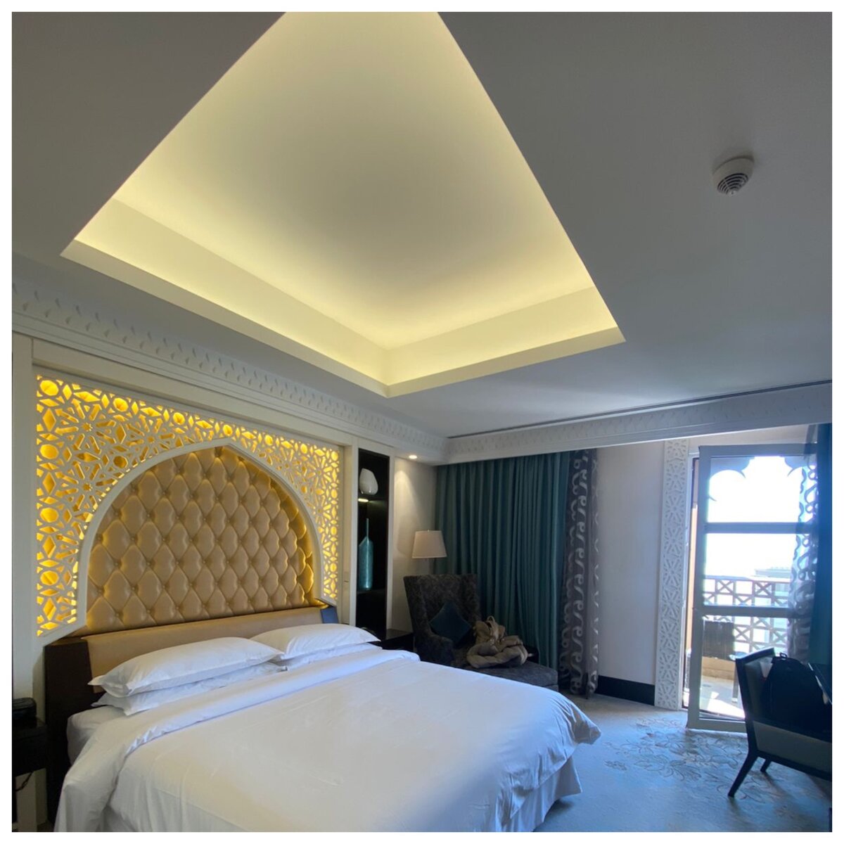 В лучшем случае, карантин у себя в отеле (наш номер в Sheraton Sharjah Beach Resort & Spa 5*)