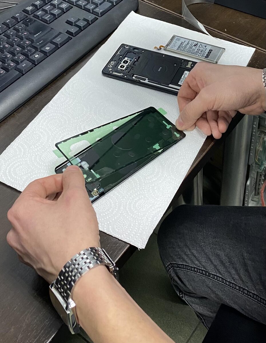 Замена аккумулятора на Samsung Galaxy Note 8 с сохранением герметичности 