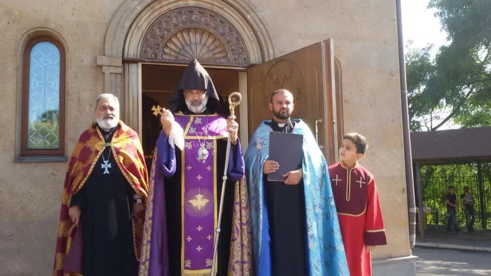 Армянский священник в фиолетовой ризе 