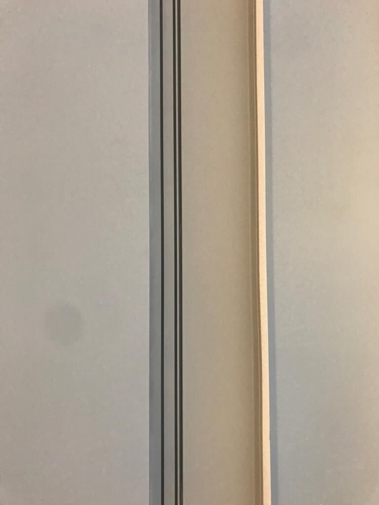 Скрытый карниз для натяжных потолков 