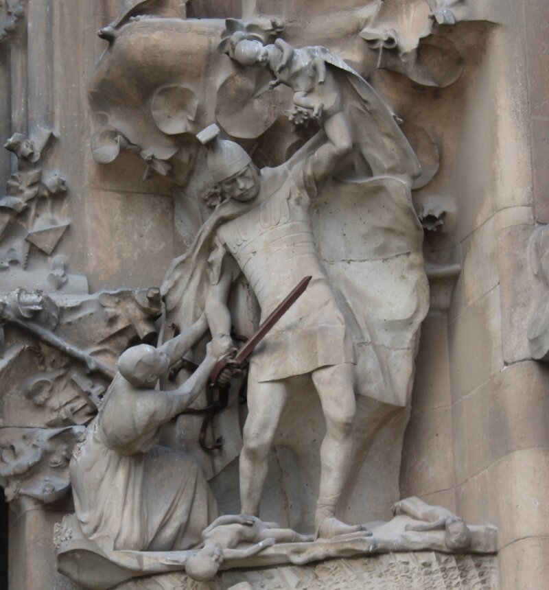 Левый портал собора Святого Семейства со сценой избиения младенцев