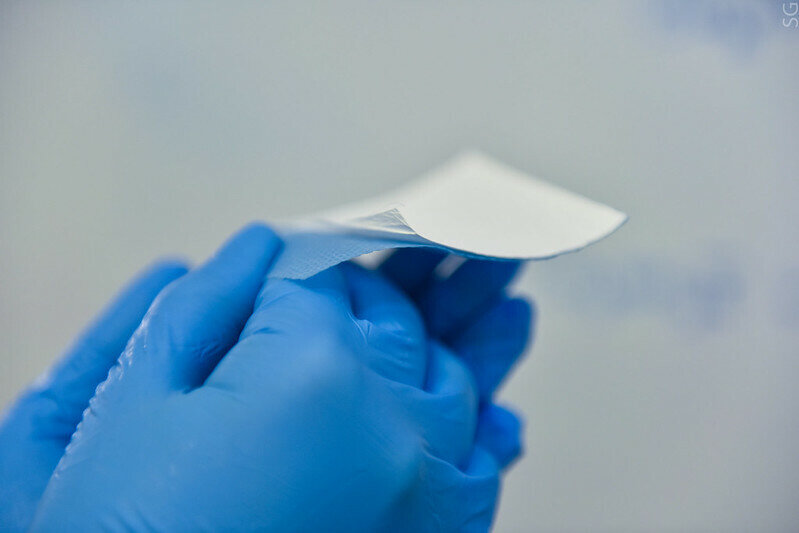 На фото: повязка на основе органических полимеров и наночастиц серебра