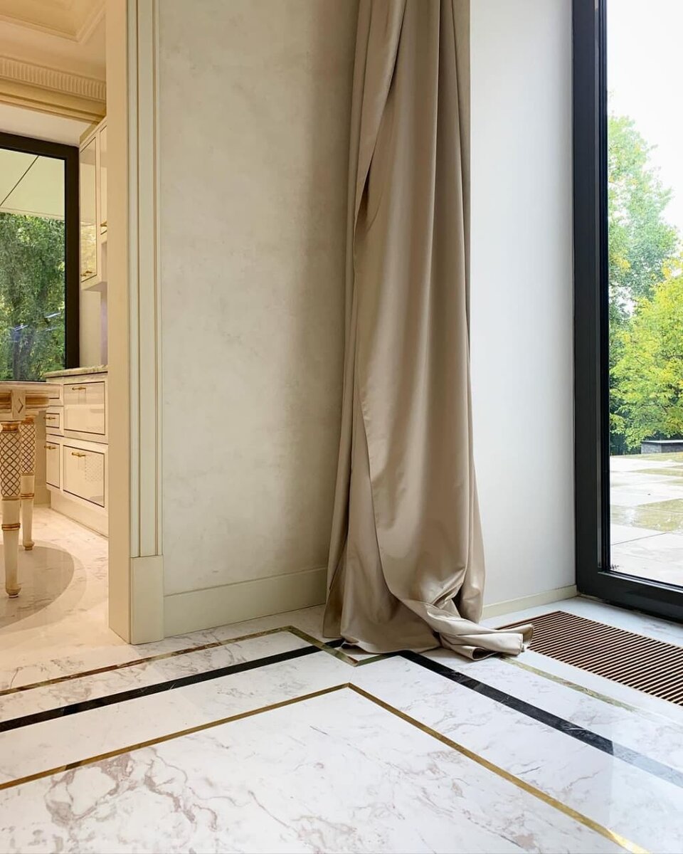 Мрамор в интерьерной отделке пола и стен ванной, кухни и коридора. 35 фото плитки и керамогранита
