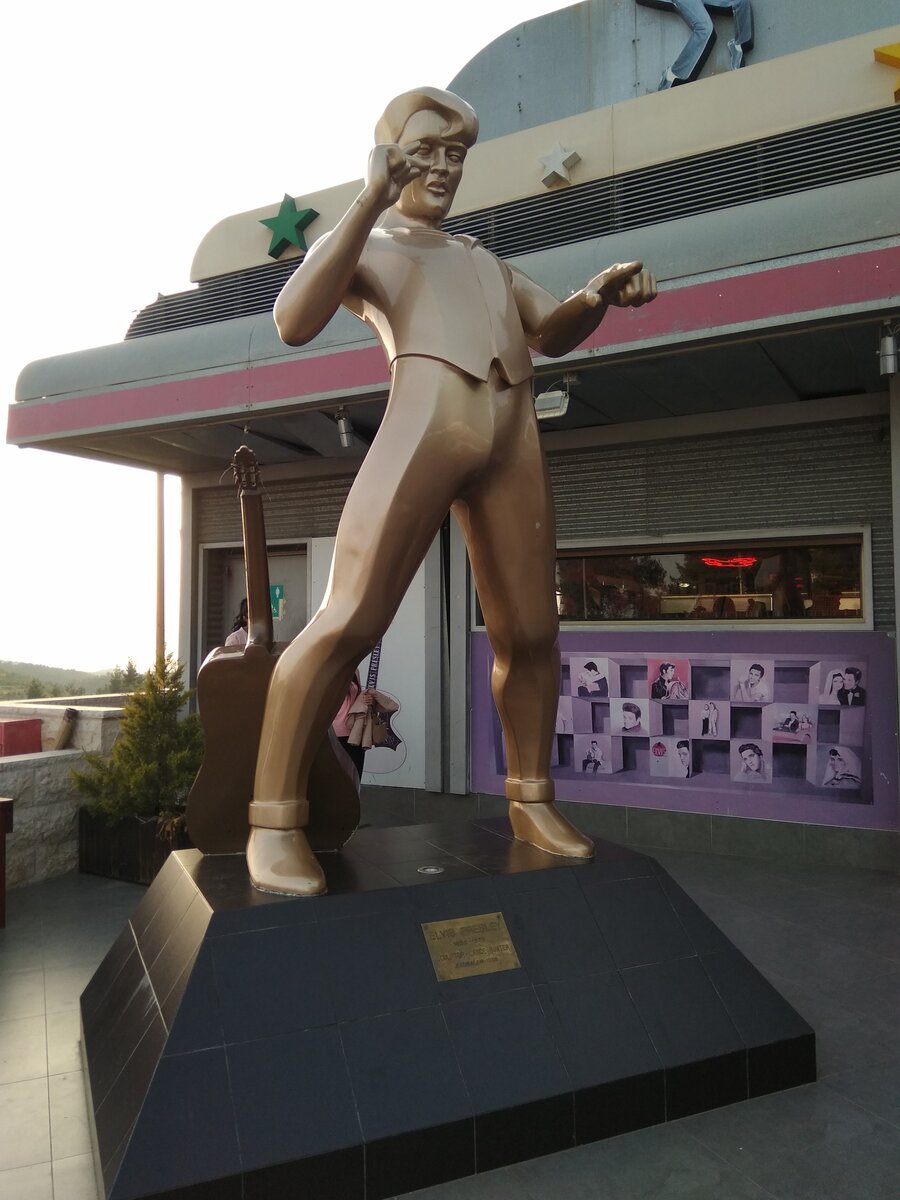 Огромная золотая статуя у входа.