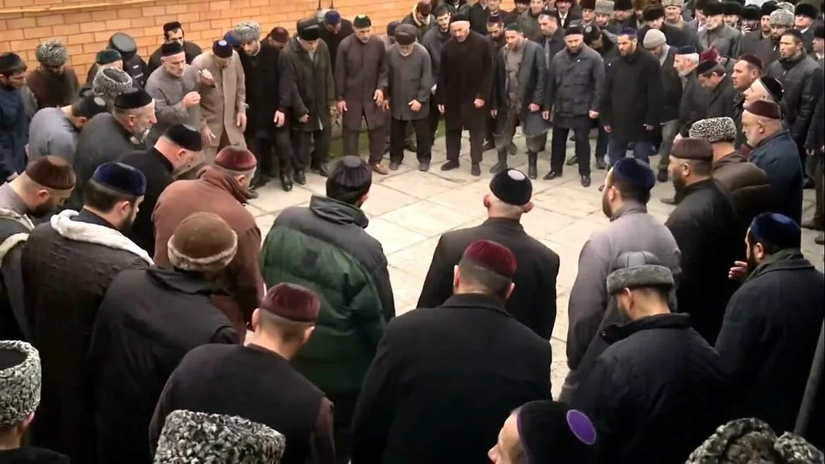 Что такое зикр. Зикр Кадыров. Что такое зикр у чеченцев. Зикр чеченский. Зиер