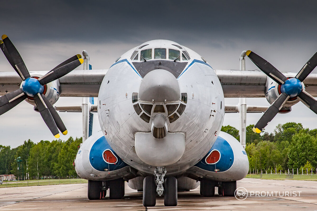 Ан-22 спроектированный в СССР (на Украине) в КБ гениального Олега Константиновича Антонова.  Начнём с внешности.