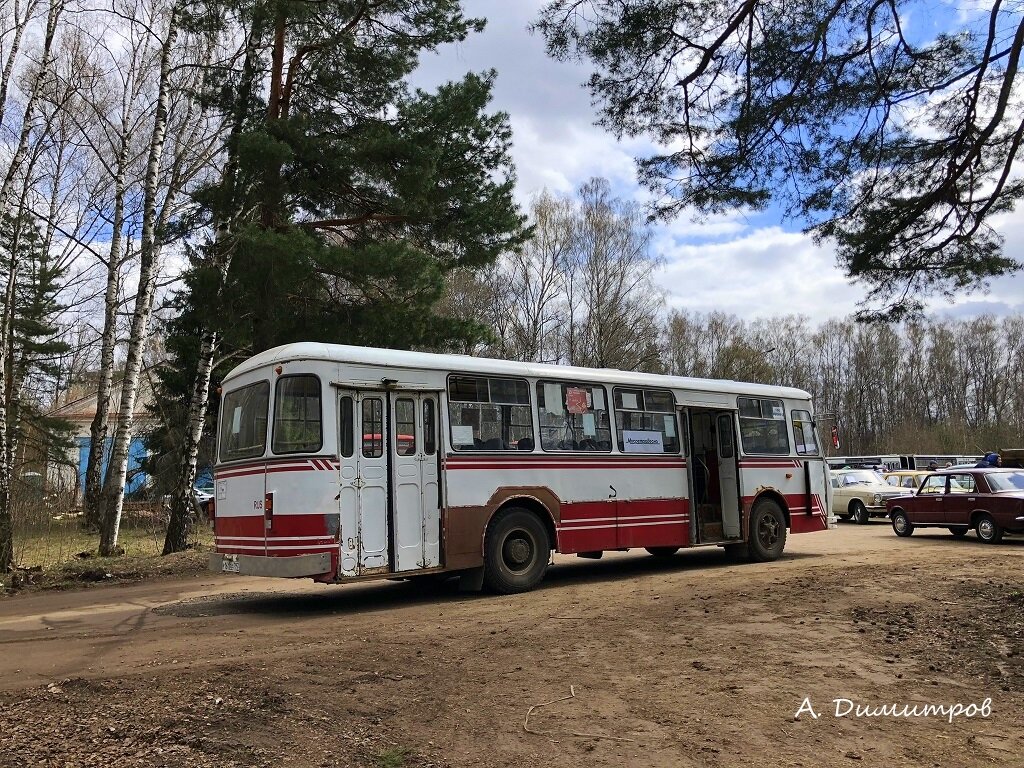 Автобус готов принять своих пассажиров, любимое место на задней площадке