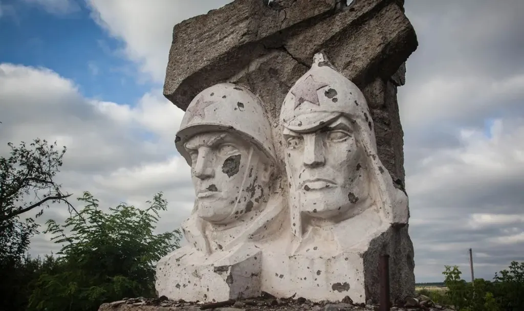 ВСУ обстреливали каменных воинов в донбасском посёлке Зайцево, как живых бойцов