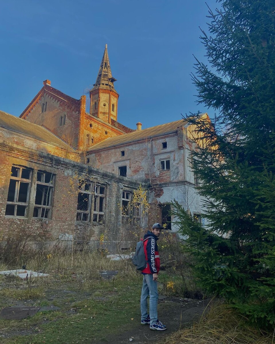 Территория заброшена