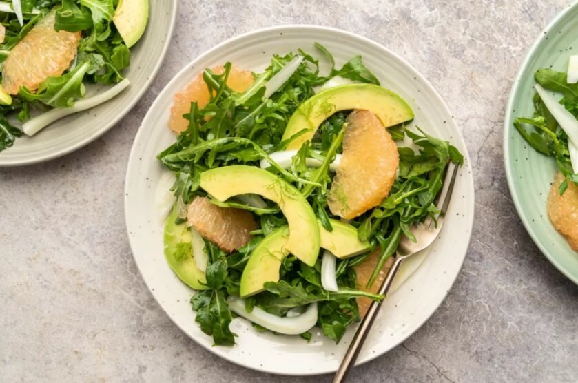 Шикарно-ресторанный салат во всей красе! Угощайтесь, друзья!  Фото: thespruceeats.com