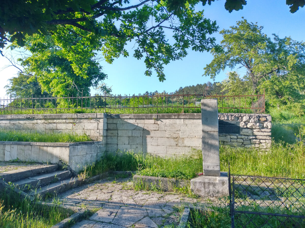Фото автора. Фундамент старой кладбищенской церкви. Пятигорский Некрополь