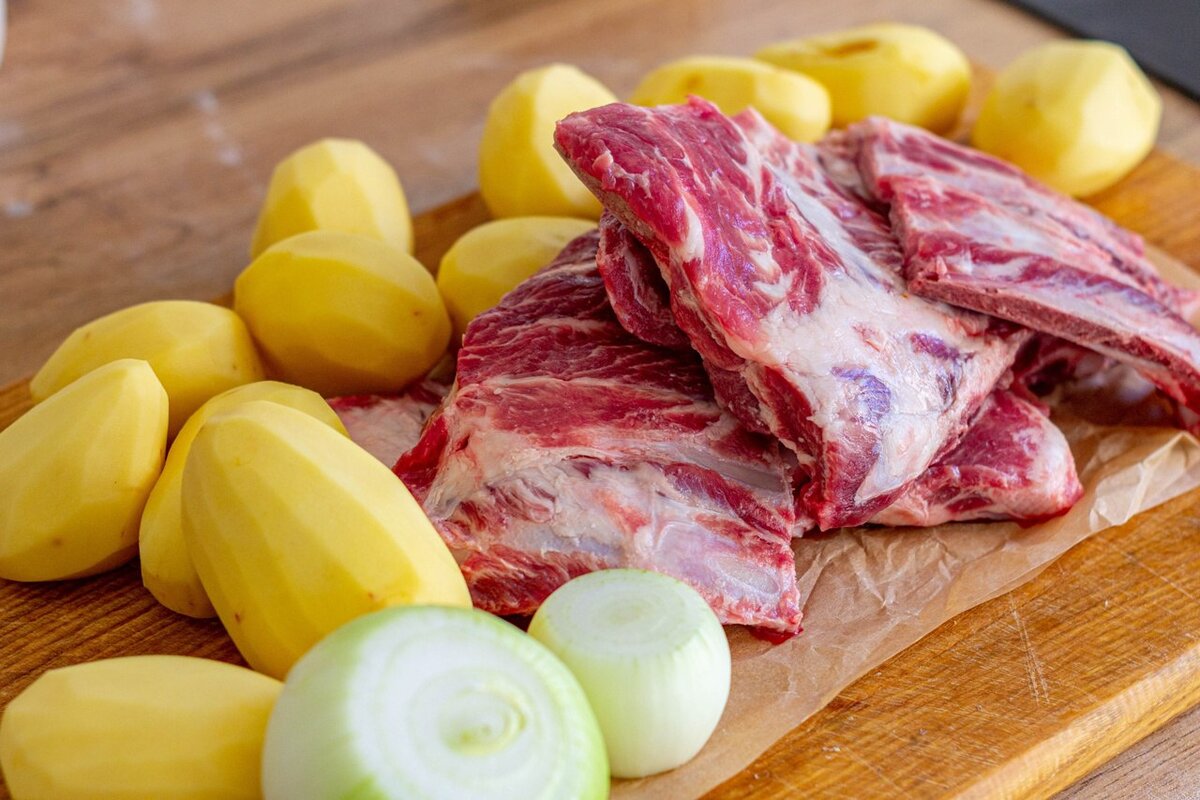 Игредиенты, чтобы приготовить казан кебаб из свинины с картошкой