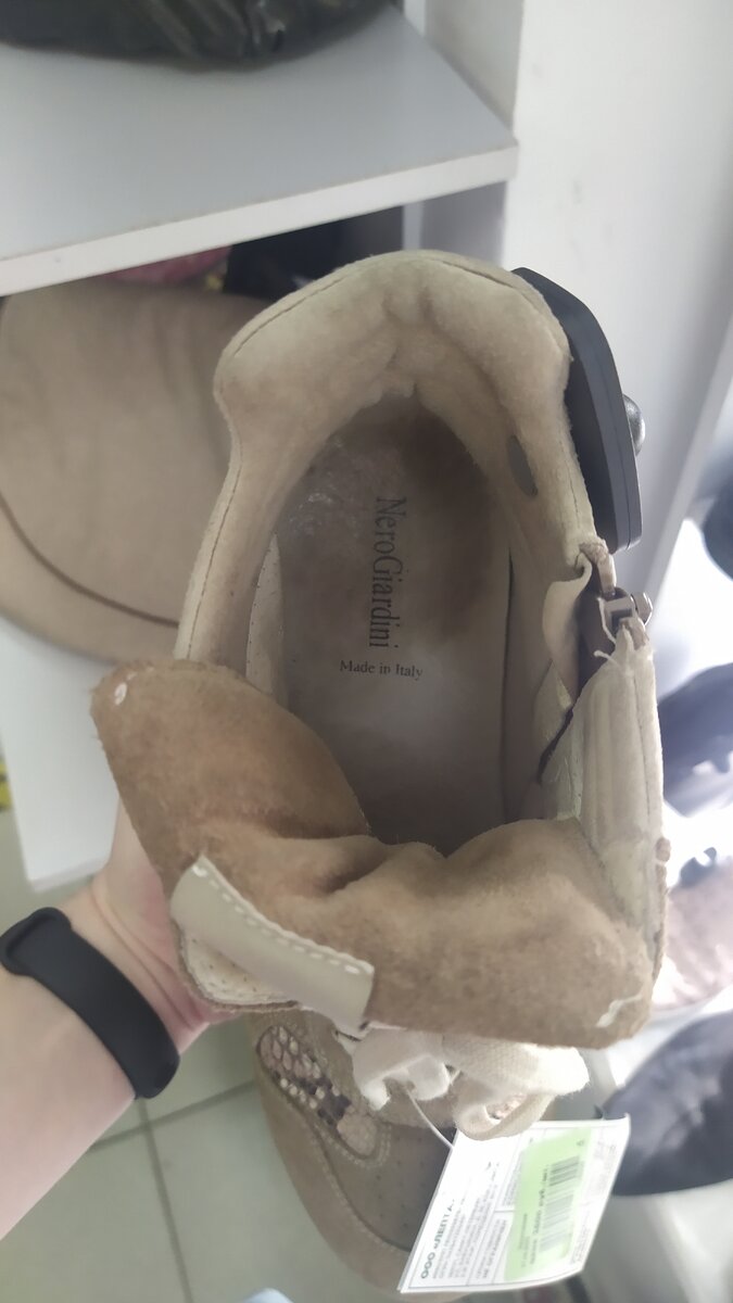 Сникерсы Nero Giardini.