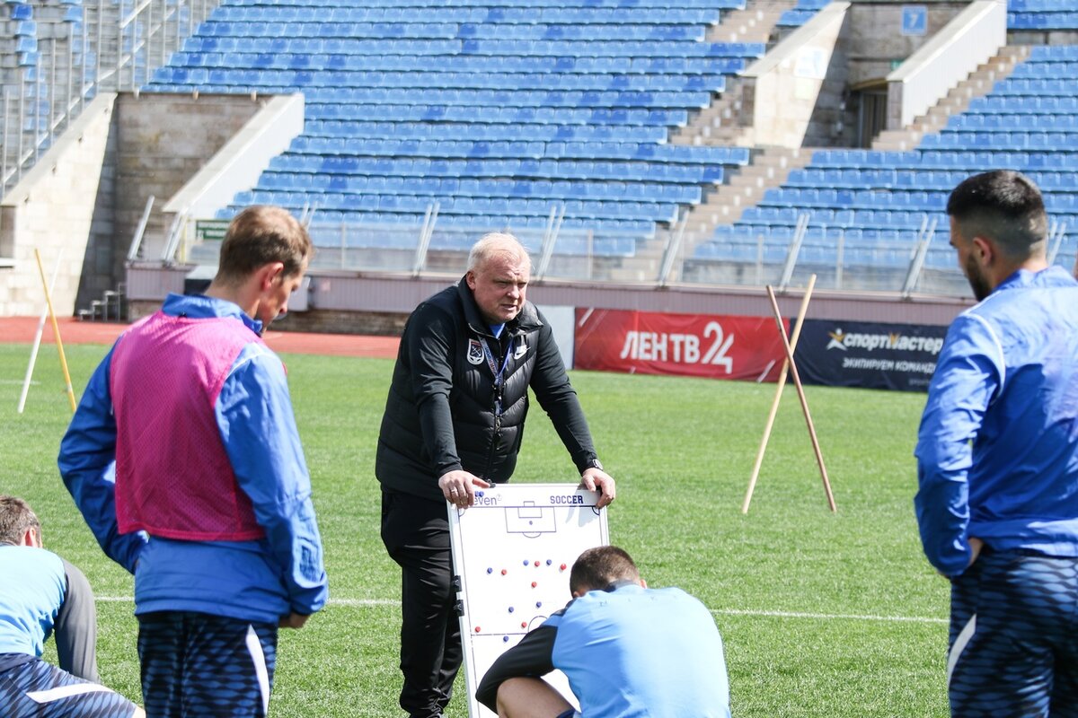 Тренировка на "Петровском". Теория совместно с практикой. ФОТО: ФК Ленинградец