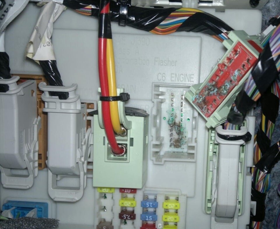 Один из разъёмов ВСМ и то, что с ним стало после попадания туда "омывайки"