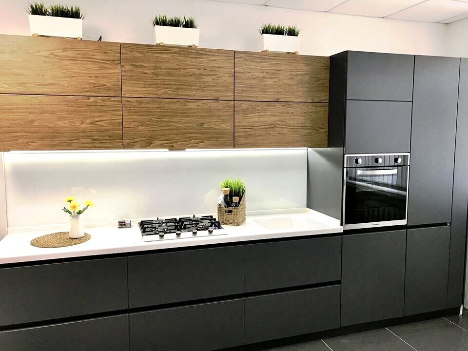 Открывание нижних шкафов выполняется при помощи итальянского профиля Gola чёрного цвета (это популярный профиль с внутренним закруглением, за счёт этого самого закругления система позволяет изготавливать элегантную мебель без ручек).