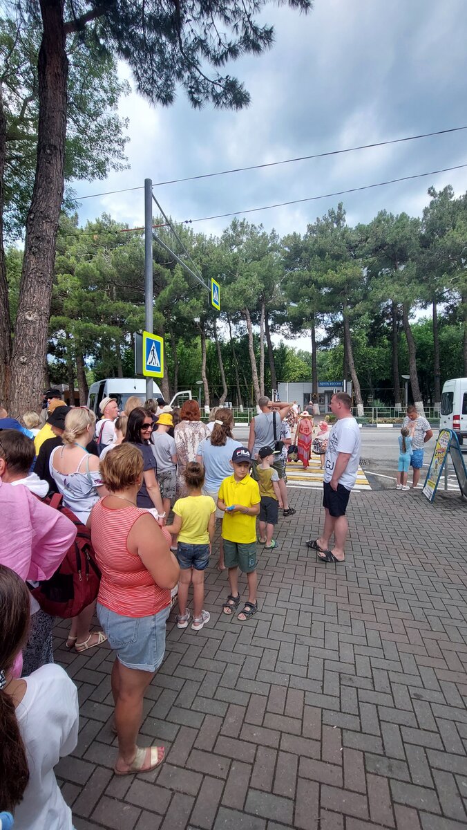 Кабардинка.Купили здесь билеты и ждём маршрутку.