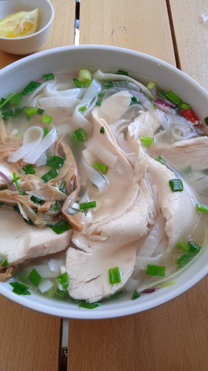 На фото часть курицы уже захомячена. Бульон охрененно вкусный. 