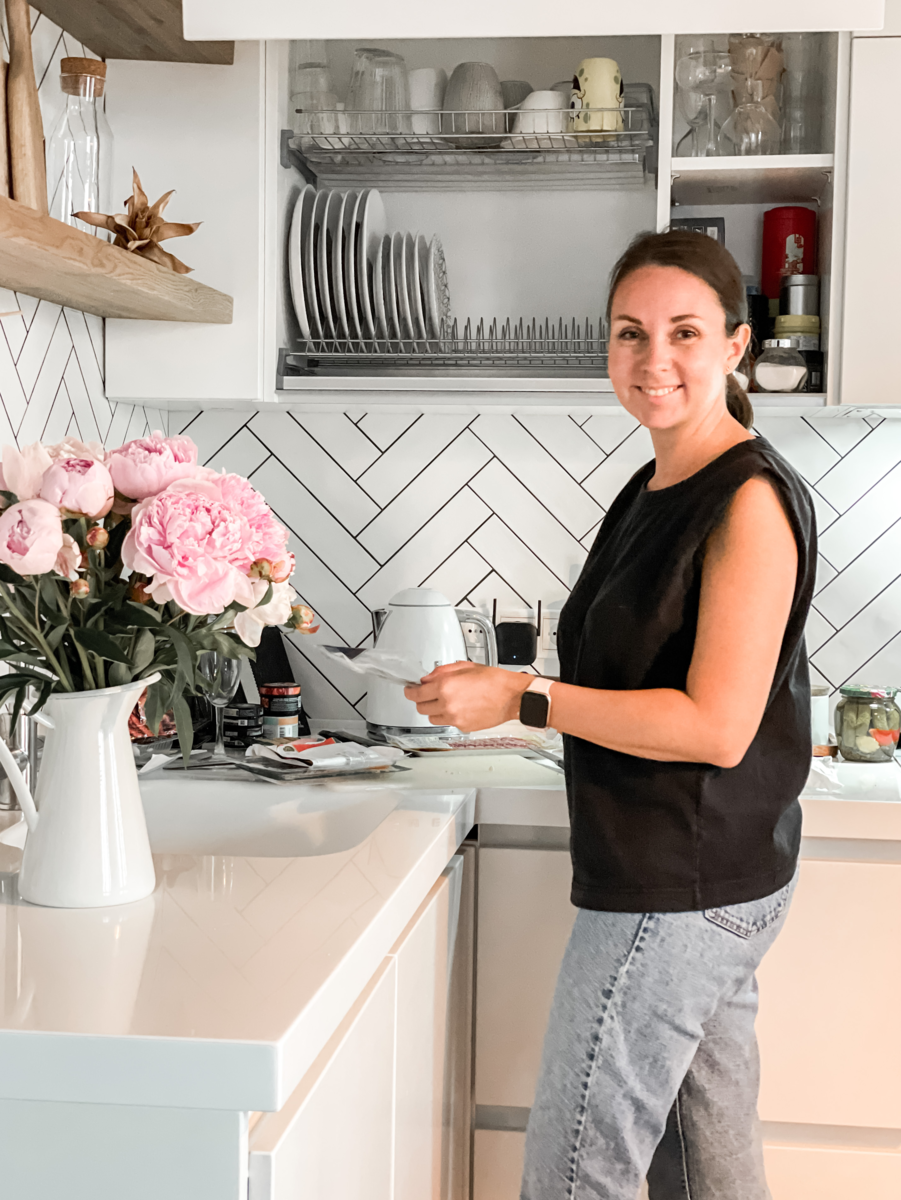 Это Маша. Вы могли уже видеть её — она ведет свой канал в Дзене "Мари Воробьева | интерьер&декор" ;)