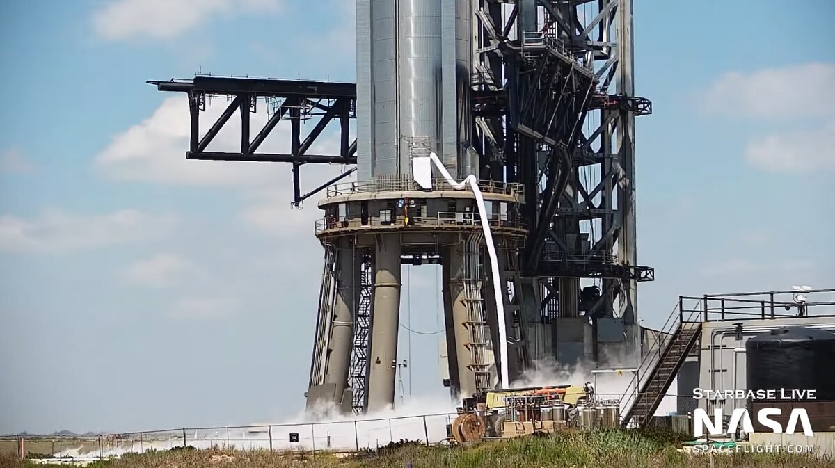  Подготовка прототипа B7 к испытаниям за секунды до начала прокачки топлива, кадр из видео NASA Spaceflight