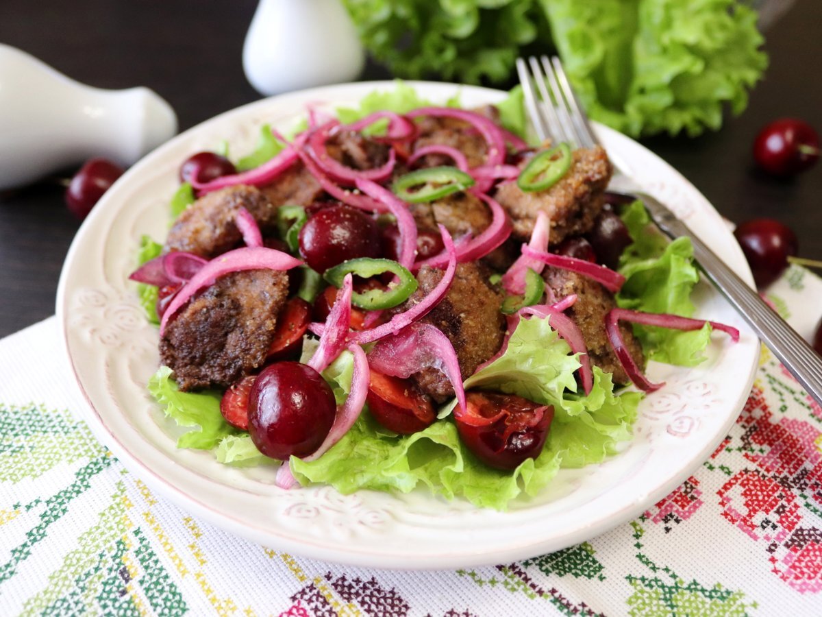 Салат из жареной куриной печени и яиц - пошаговый рецепт