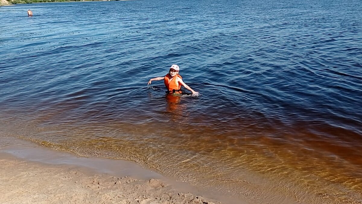 Дочка осваивает новые просторы для заплывов.