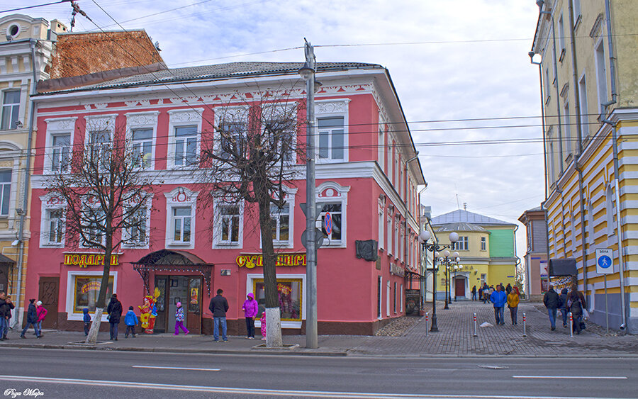 фото из интернета Яндекс картинки. Вид на музей. На втором плане старинная аптека.