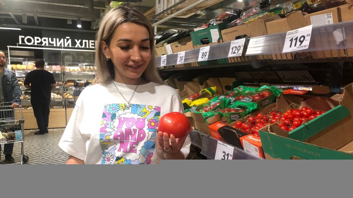    Москвичка Анастасия Воронина выбирает сезонные помидоры в овощном отделе одного из столичных сетевых супермаркетов / Фото: Ксения Дорохина
