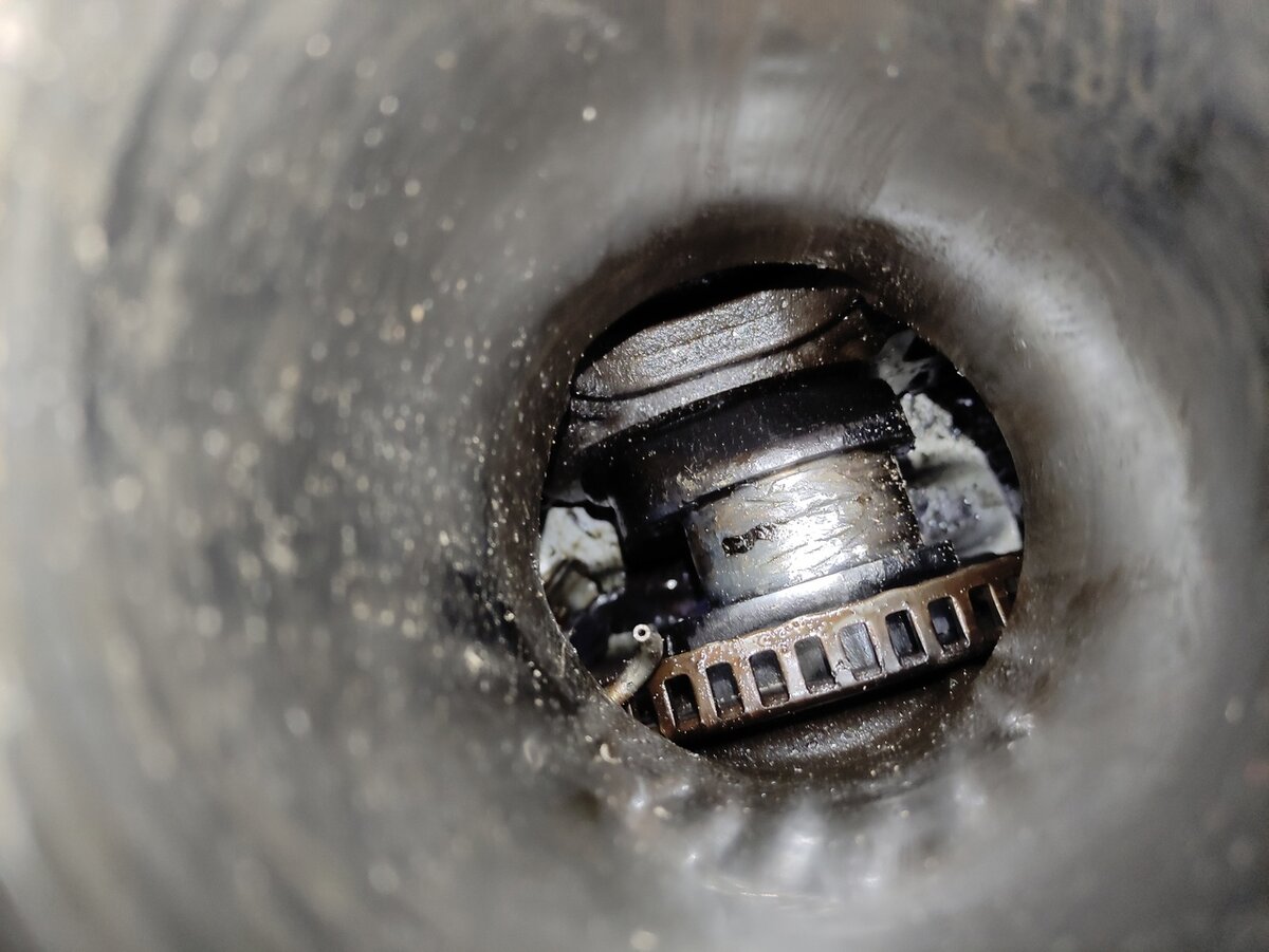 Коленвал превратился в кусок железа, шатун просто расплавился и пробил блок