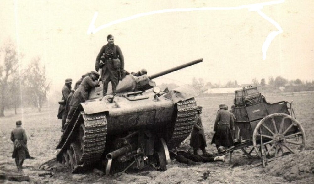 Сколько фашистских танков уничтожил артиллерист борисов. Т-34 таранит немецкий танк. Таран танком т34 немецкого тигра. Т-34 раздавил немецкую пушку. Т-34 Таран.
