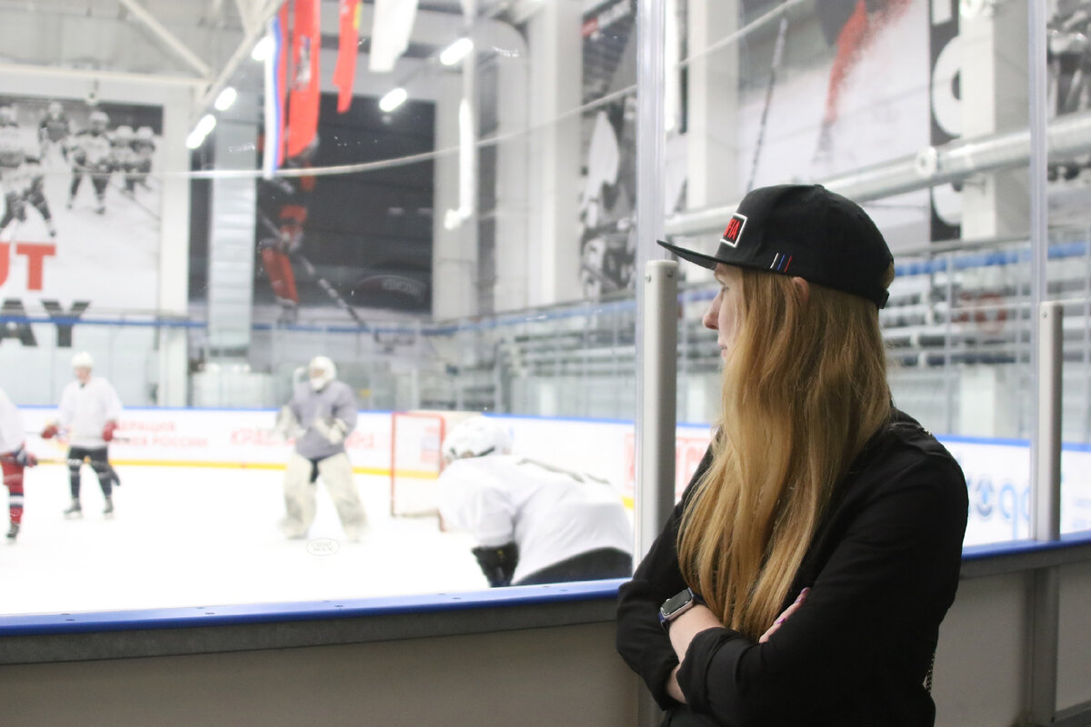 Наблюдаю за хоккеистами