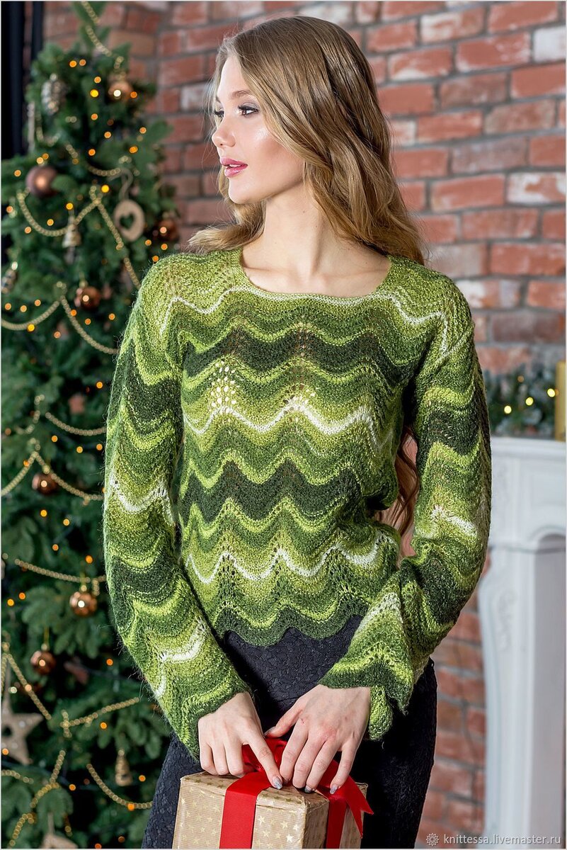 Секционный зелёный джемпер известным узором "павлиний хвост"