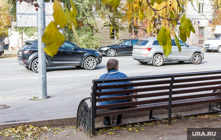    Если пенсионера сокращают, ему обязаны выплатить выходное пособие