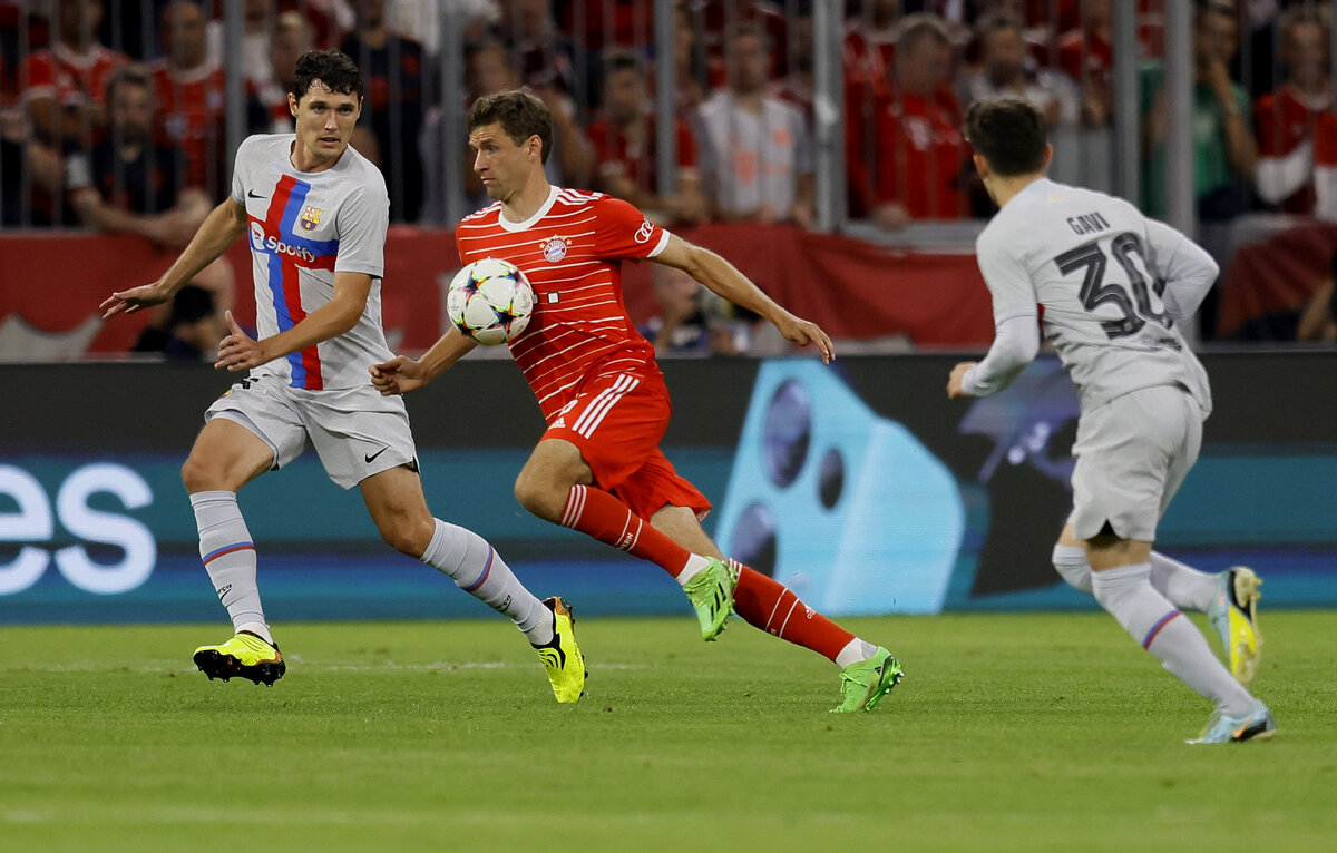    Защитник "Барселоны" Андреас Кристенсен и нападающий "Баварии" Томас Мюллер  EPA-EFE/RONALD WITTEK